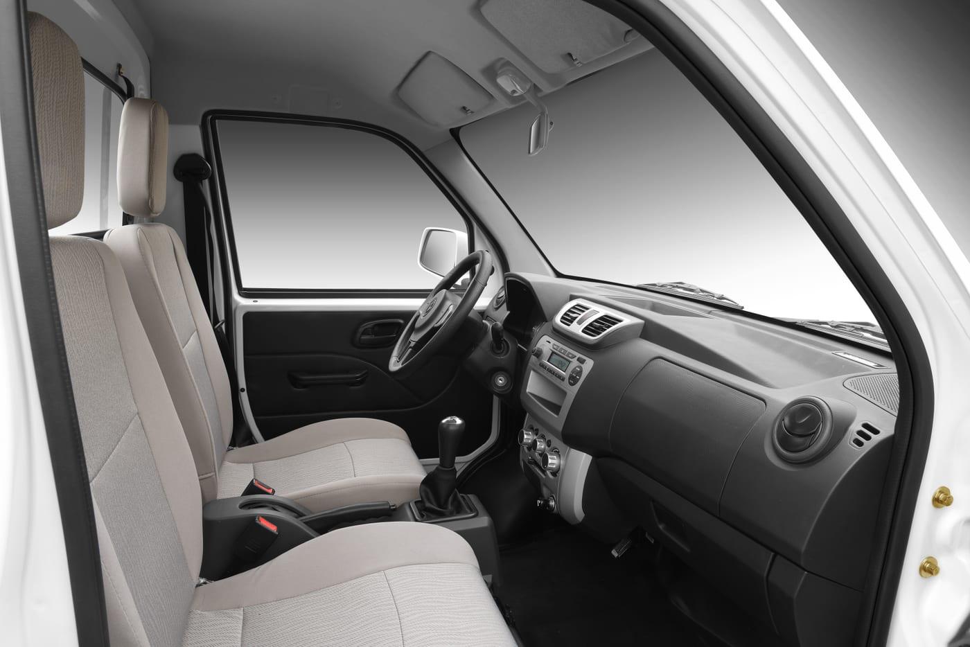 DFSK C31 Pick Up — interior de cabina