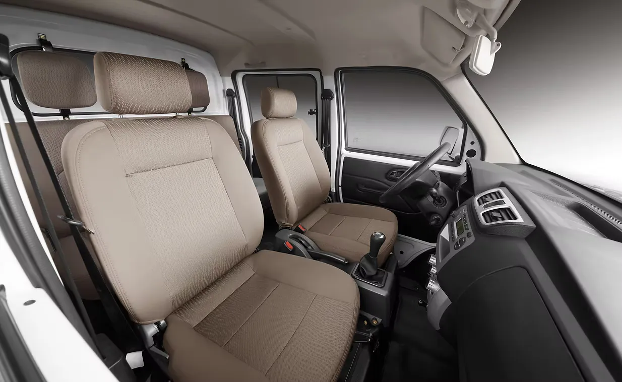 DFSK C32 Pick Up — interior de cabina