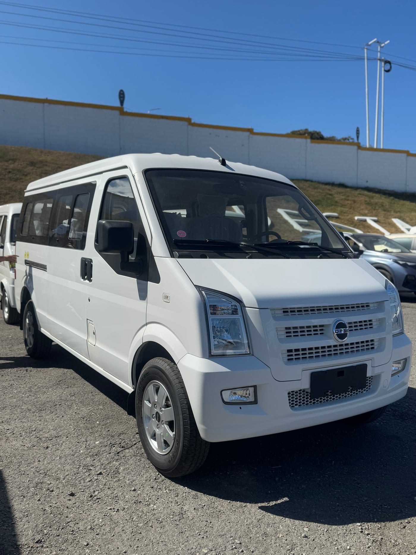 DFSK C37 Van Pasajeros — vista exterior