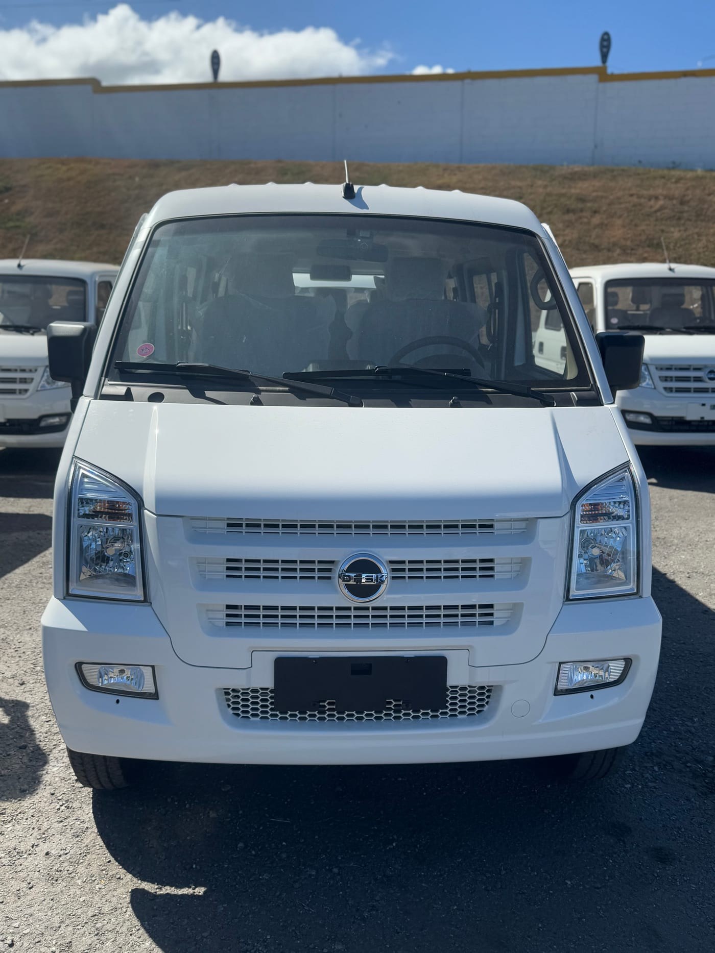 DFSK C37 Van Pasajeros — vista exterior