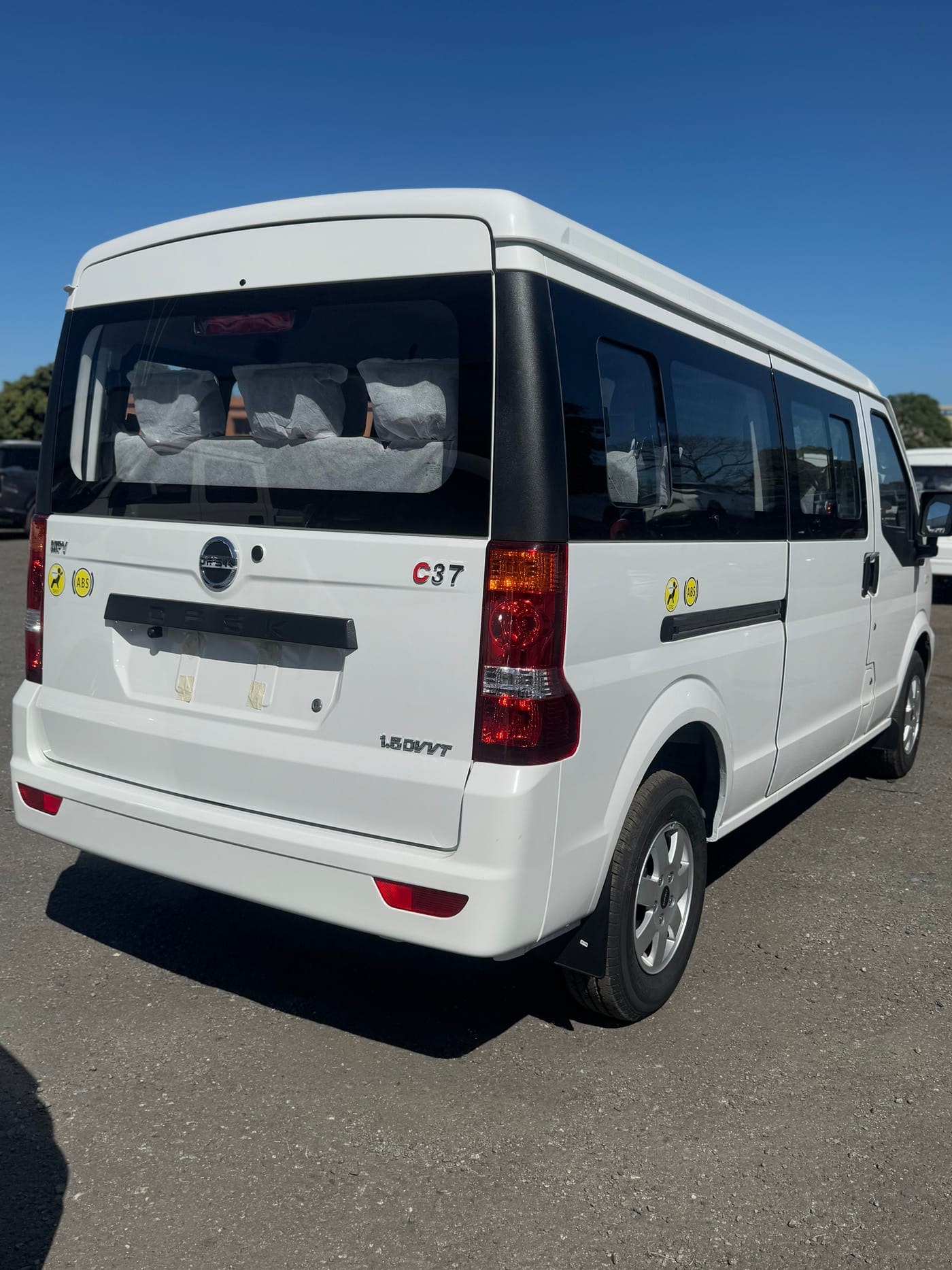 DFSK C37 Van Pasajeros — vista exterior