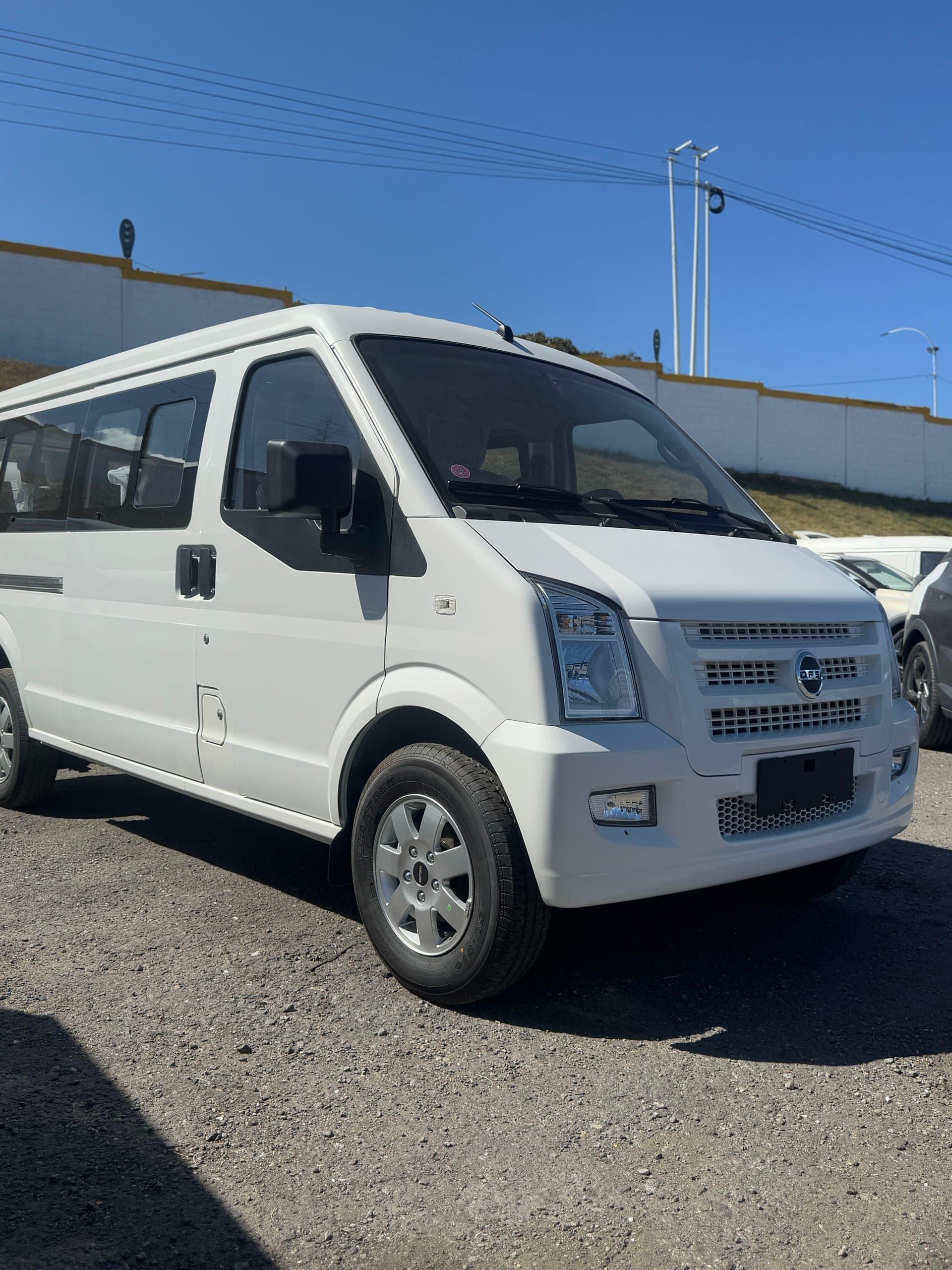 DFSK C37 Van Pasajeros — vista exterior