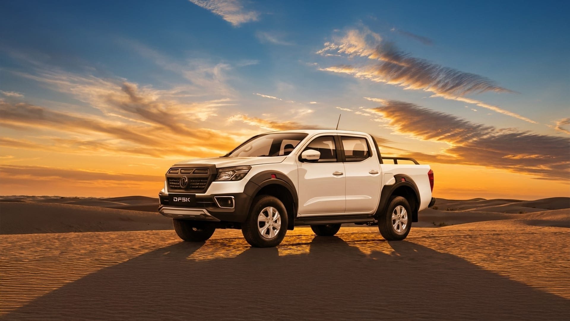 DFSK D1 4x4 Pick Up de doble cabina, blanca, sobre dunas al atardecer
